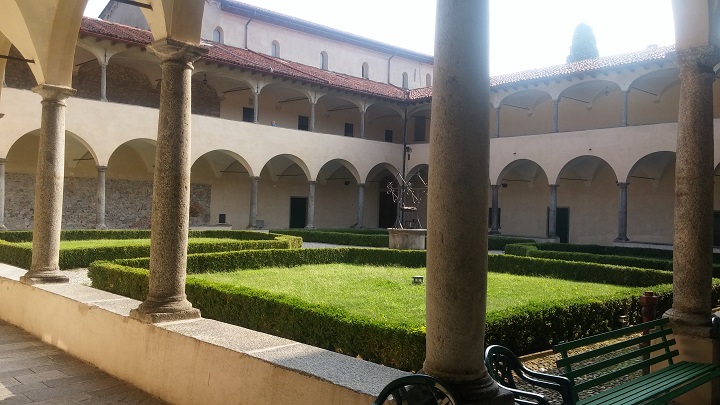 immagine del chiostro interno del complesso di san Calocero Civate